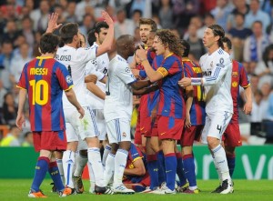 Real Madrid and Barcelona's players argu